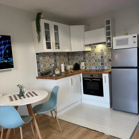 Le Bleu Marine, Grand Au Calme, A 2 Pas Du !