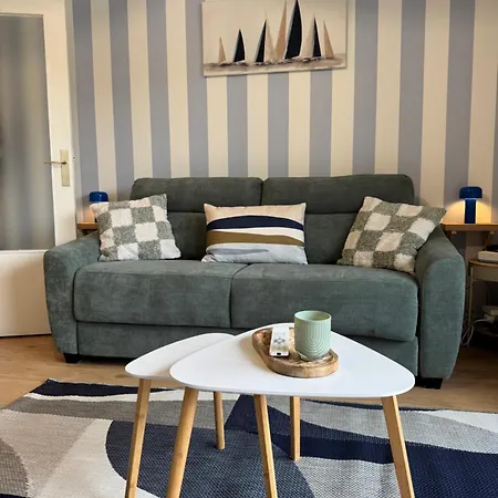 Le Bleu Marine, Grand Au Calme, A 2 Pas Du !